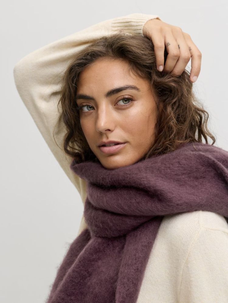 JXLESLIE SCARF ACC SN 176841 Winetast